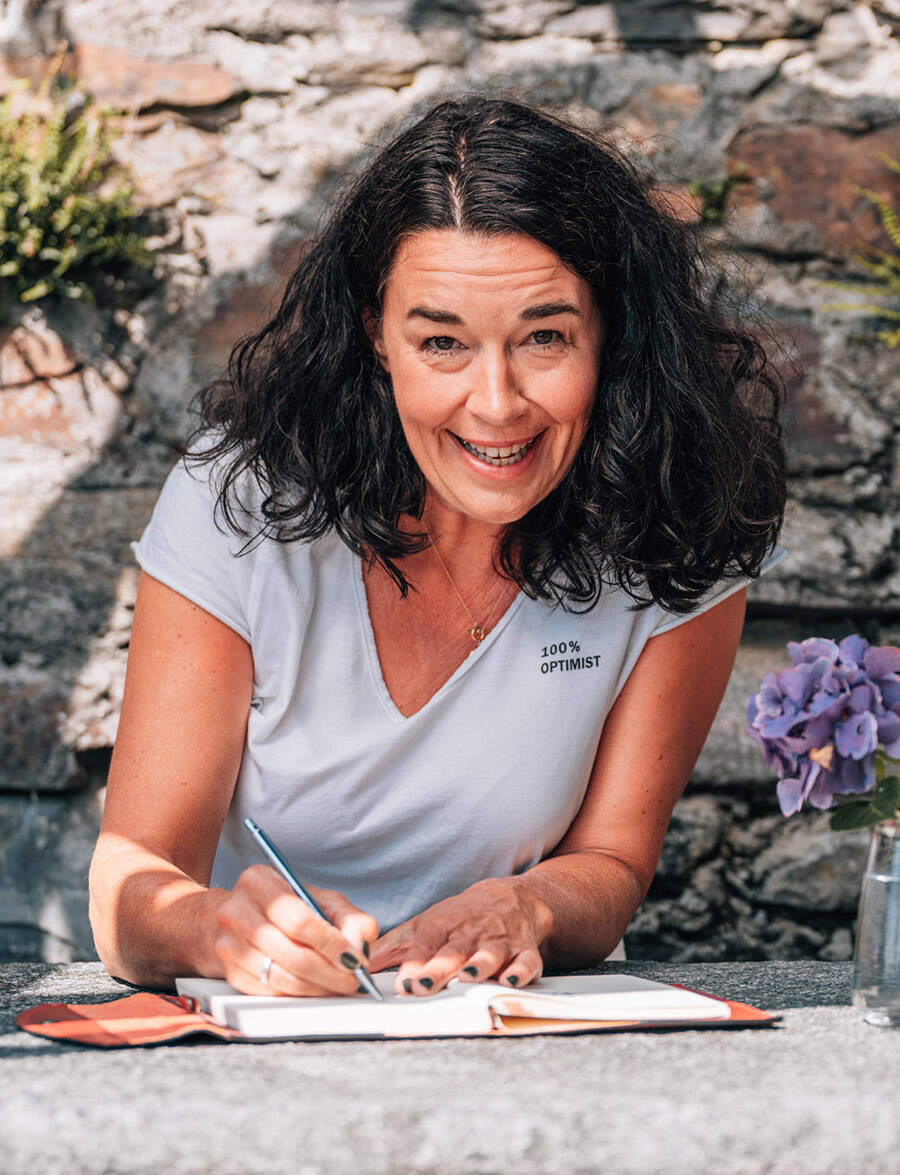 Durch meine Begleitung entstehen Räume, in denen Menschen gemeinsam Klarheit gewinnen, tragfähige Lösungen entwickeln und kraftvoll ins Handeln kommen.